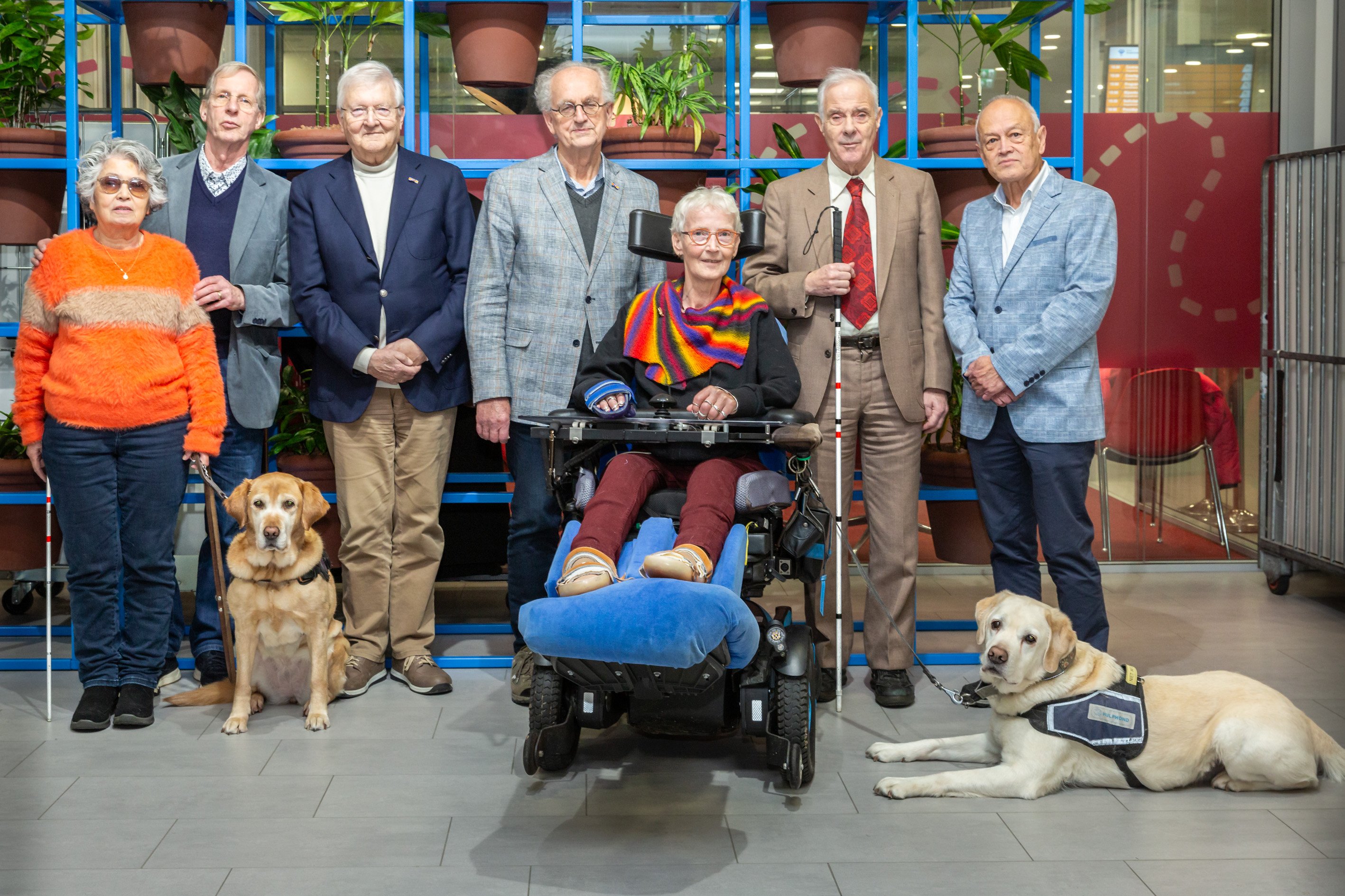 Groepsfoto leden binnen stadhuis