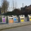 foto van een milieu eiland met containers voor glas, plastic en papier