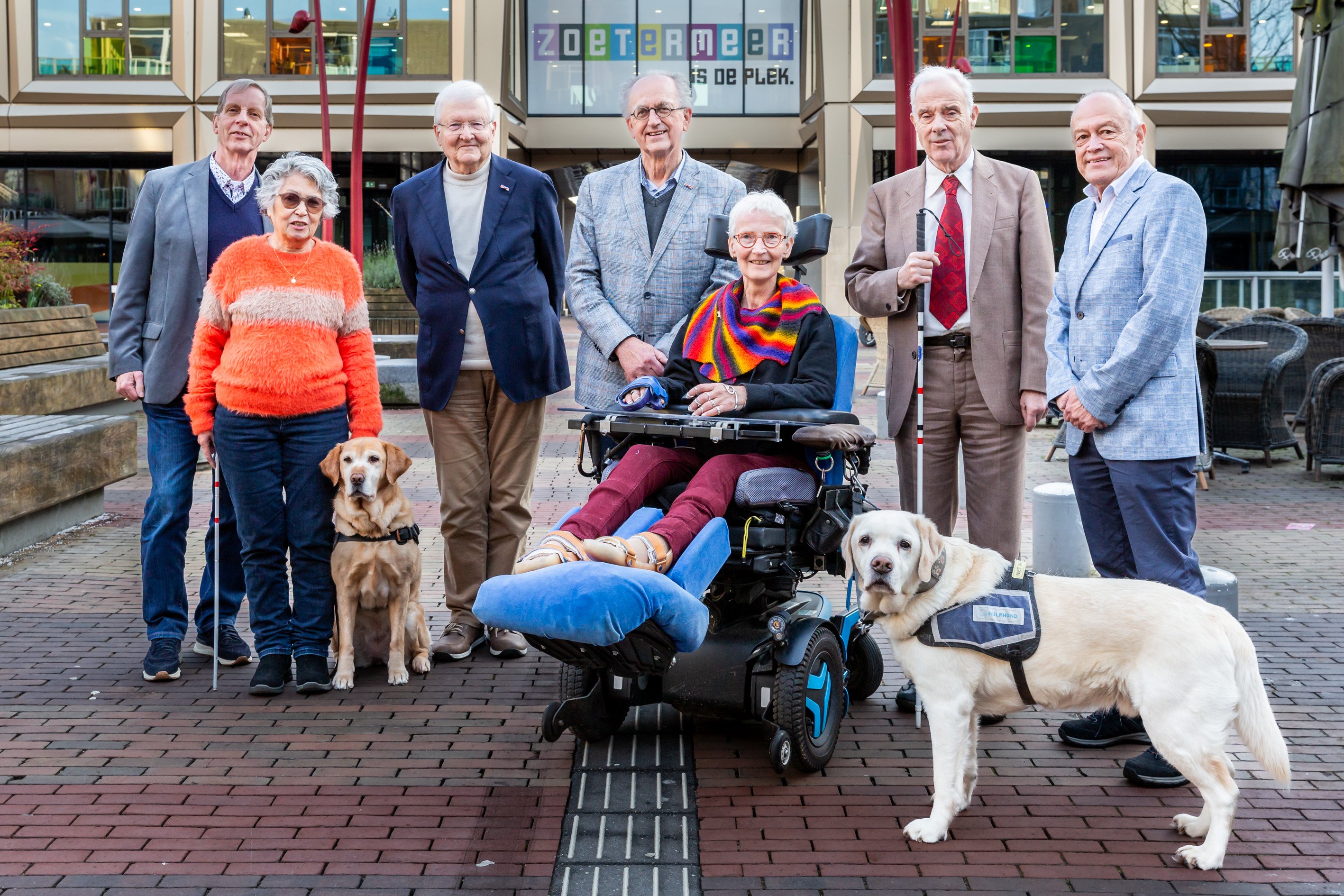 Groepsfoto leden voor het stadhuis op stadhuisplein