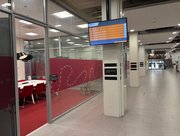 Vergaderzaal vanuit gang gezien