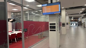 Vergaderzaal vanuit gang gezien